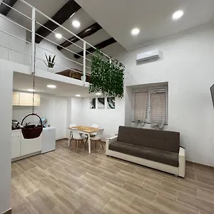 moderno-appartamento-nel-cuore-del-centro-naples.hotels-amalfi.com/
